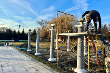 Columns are begin installed on the poolside pergola in Winnetka 6438
